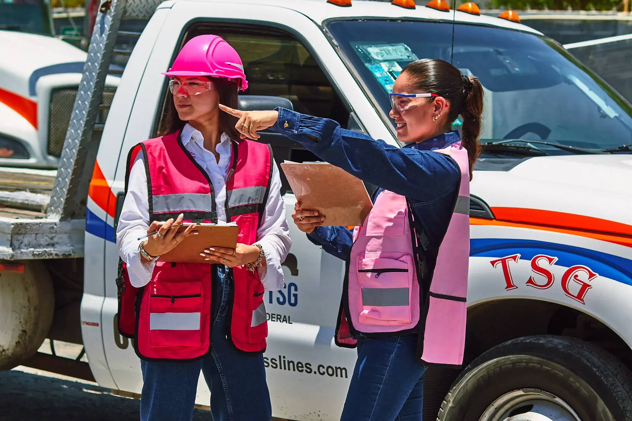 Personal de TSG coordinando una maniobra junto a una unidad