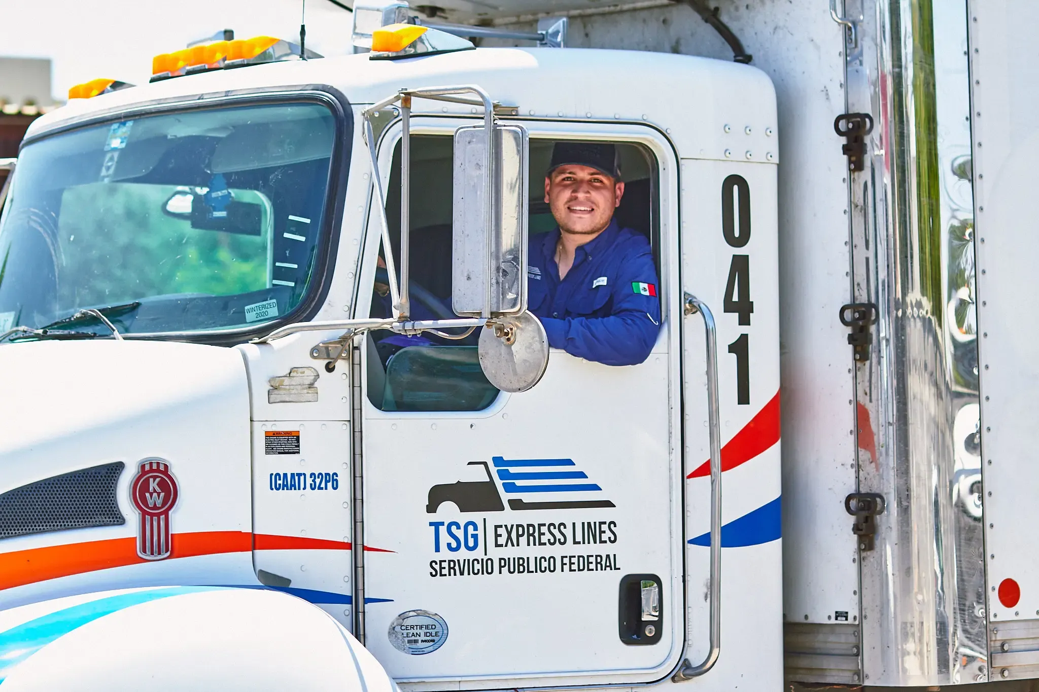 Operador de TSG Express Lines en la cabina de un Kenworth