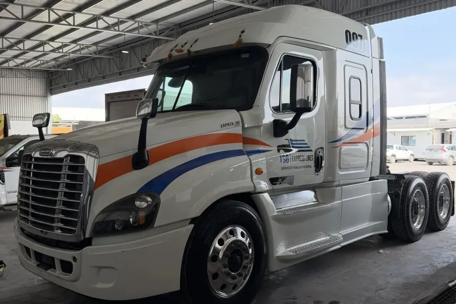 Tractocamión Freightliner en el taller
